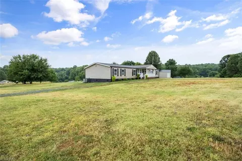 105 Stagecrest Dr, Harmony, NC 28634 photo 2