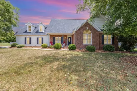 7604 Haw Meadows Dr, Kernersville, NC 27284