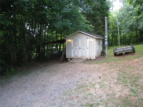 1401 Carson Rd, Pilot Mountain, NC 27041 photo 16