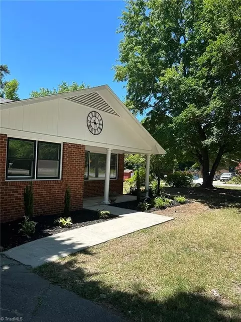 2112 Upper Lake Rd, Thomasville, NC 27360