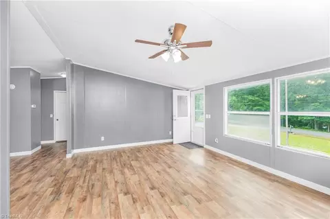 6010 Elkvue Dr, Pfafftown, NC 27040