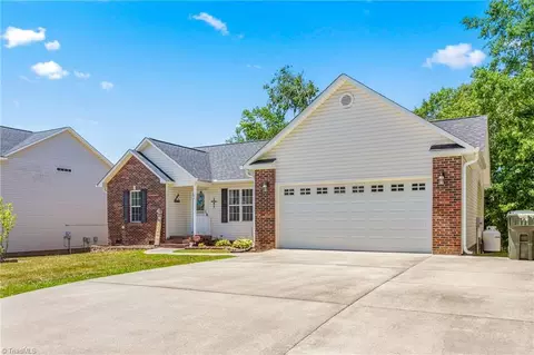 113 Coral Ln, Thomasville, NC 27360