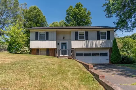 221 Queensland Ct, King, NC 27021