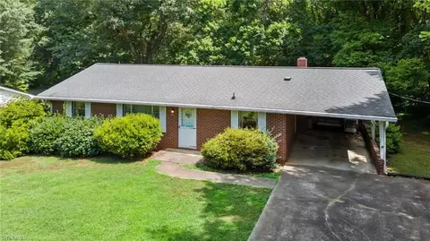 4715 Boxwood Dr, Walkertown, NC 27051