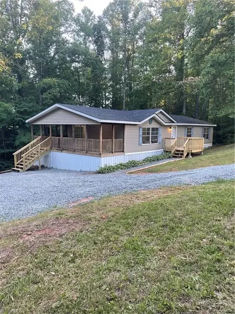 372 Blue Hollow Rd, Mount Airy, NC 27030