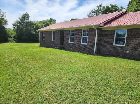 6915 Dow Dr, Whitsett, NC 27377