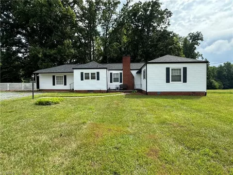 973 King St E, King, NC 27021