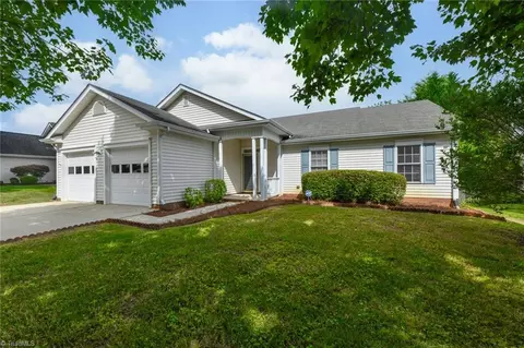 8 Crestbrook Ct, Greensboro, NC 27455
