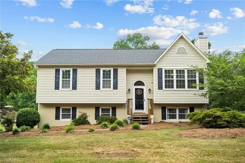 3540 Robinwest Dr, Pfafftown, NC 27040