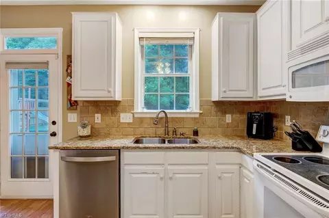 Kitchen - 3548 Bent Trace Dr, High Point, NC 27265 photo 4 of 6