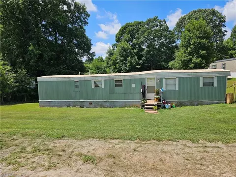 506 Poteat Rd, Mount Airy, NC 27030