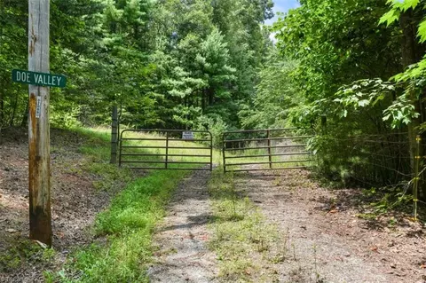 186 Oklahoma Ln, Mount Airy, NC 27030