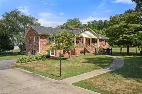 3791 Squirewood Dr, Clemmons, NC 27012