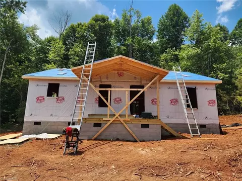 3049 Little Creek Dr, Thomasville, NC 27360