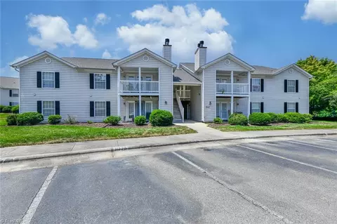 7117 Friendly Ave W #B, Greensboro, NC 27410