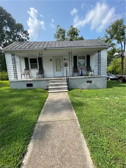 803 Oak St, Eden, NC 27288
