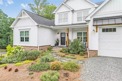 104 Shade Tree Ln, Pinnacle, NC 27043