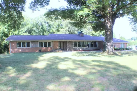1582 Greenhill Rd, Mount Airy, NC 27030