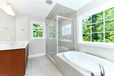 Bath - 2678 Splitbrooke Dr, High Point, NC 27265 photo 2 of 3