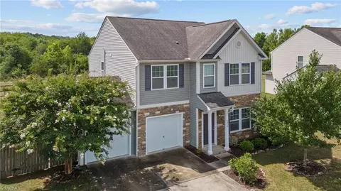 4390 Lochurst Dr, Pfafftown, NC 27040