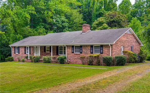 3906 Woodview Dr, Winston Salem, NC 27106