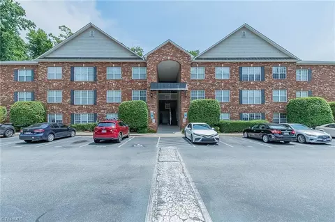 5236 Hilltop Rd #204, Jamestown, NC 27282
