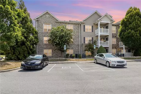 7100 Friendly Ave #203, Greensboro, NC 27410