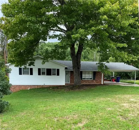 125 Old Wood Ln, Kernersville, NC 27284