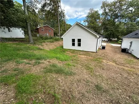 Exterior - 806 Pinecroft St, High Point, NC 27260 photo 6 of 7