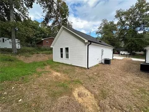Exterior - 806 Pinecroft St, High Point, NC 27260 photo 4 of 7