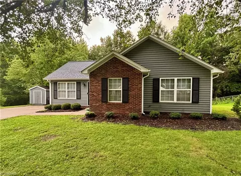 2711 Westgate Dr, High Point, NC 27265