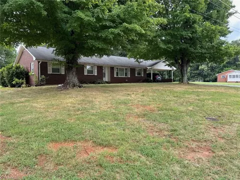 953 Peace Haven Rd S, Winston Salem, NC 27103