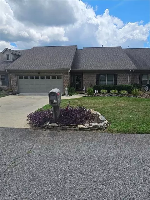204 Quaker Lake Dr, Archdale, NC 27263