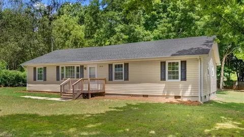 2818 Broadbay Dr, Winston Salem, NC 27107
