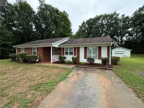 218 Ravenwood Ct, King, NC 27021