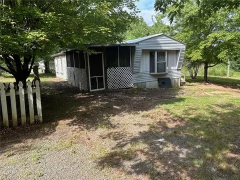 1050 Hicks Trail Rd, Walnut Cove, NC 27052