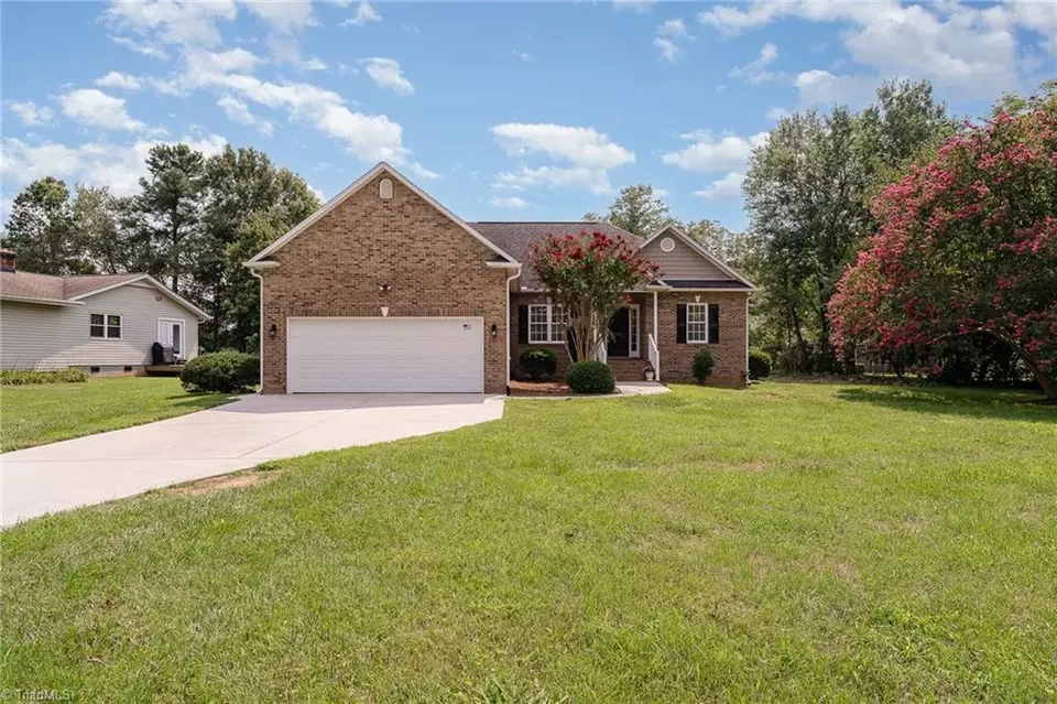 Exterior - 7403 Greenlawn Dr, Summerfield, NC 27358 photo 3 of 8
