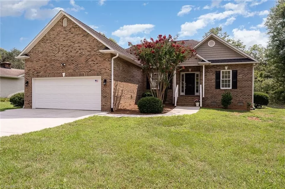 Exterior - 7403 Greenlawn Dr, Summerfield, NC 27358 photo 2 of 8