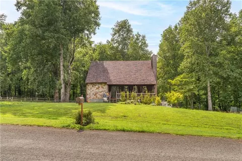 1141 Ridgecliff Dr, Rural Hall, NC 27045