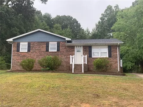 206 Knollwood Dr, Eden, NC 27288
