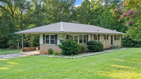 276 Jugtown Rd, Seagrove, NC 27341