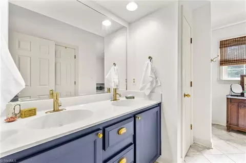 Bath - 1613 Heathcliff Rd, High Point, NC 27262 photo 6 of 7