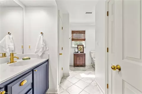 Bath - 1613 Heathcliff Rd, High Point, NC 27262 photo 5 of 7