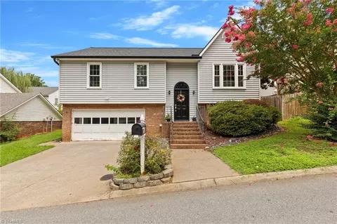 1529 Lewisburg Pointe Dr, Clemmons, NC 27012