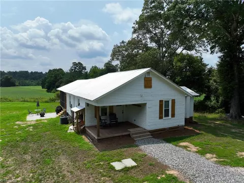 1581 Brook Cove Rd, Walnut Cove, NC 27052
