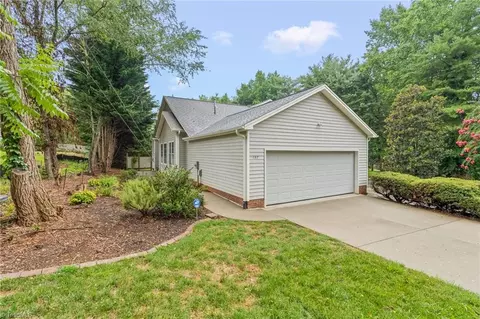 137 Pebble Ridge Ln, Winston Salem, NC 27104