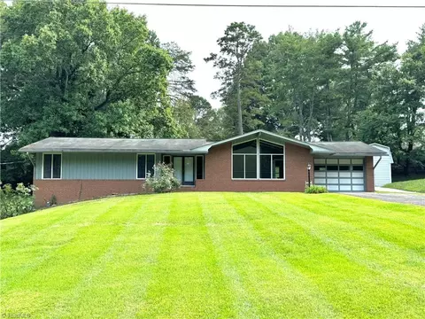 1460 Chesborough Rd, Winston Salem, NC 27127