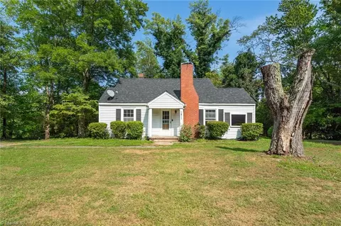 5569 Pineview Dr, Winston Salem, NC 27105