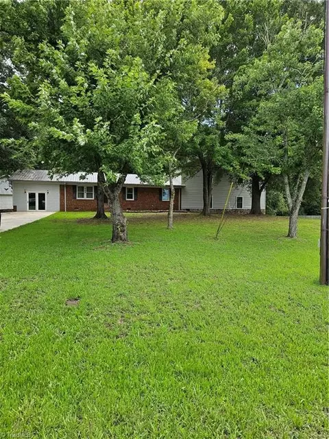 213 Devonshire Dr, Lexington, NC 27295
