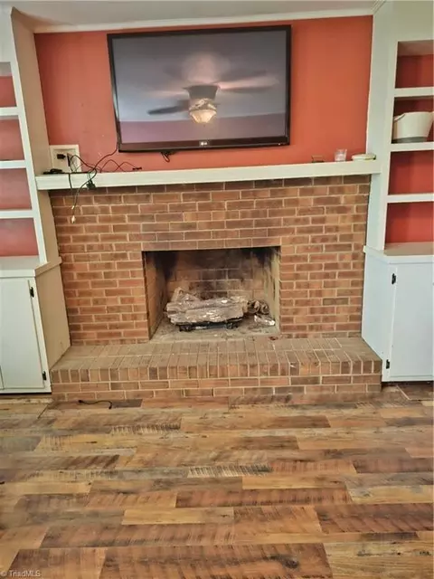 Living - 213 Devonshire Dr, Lexington, NC 27295 photo 1 of 2